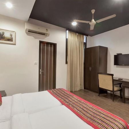 Oyo 9841 The Vivir 1 Hotel Noida Exterior photo