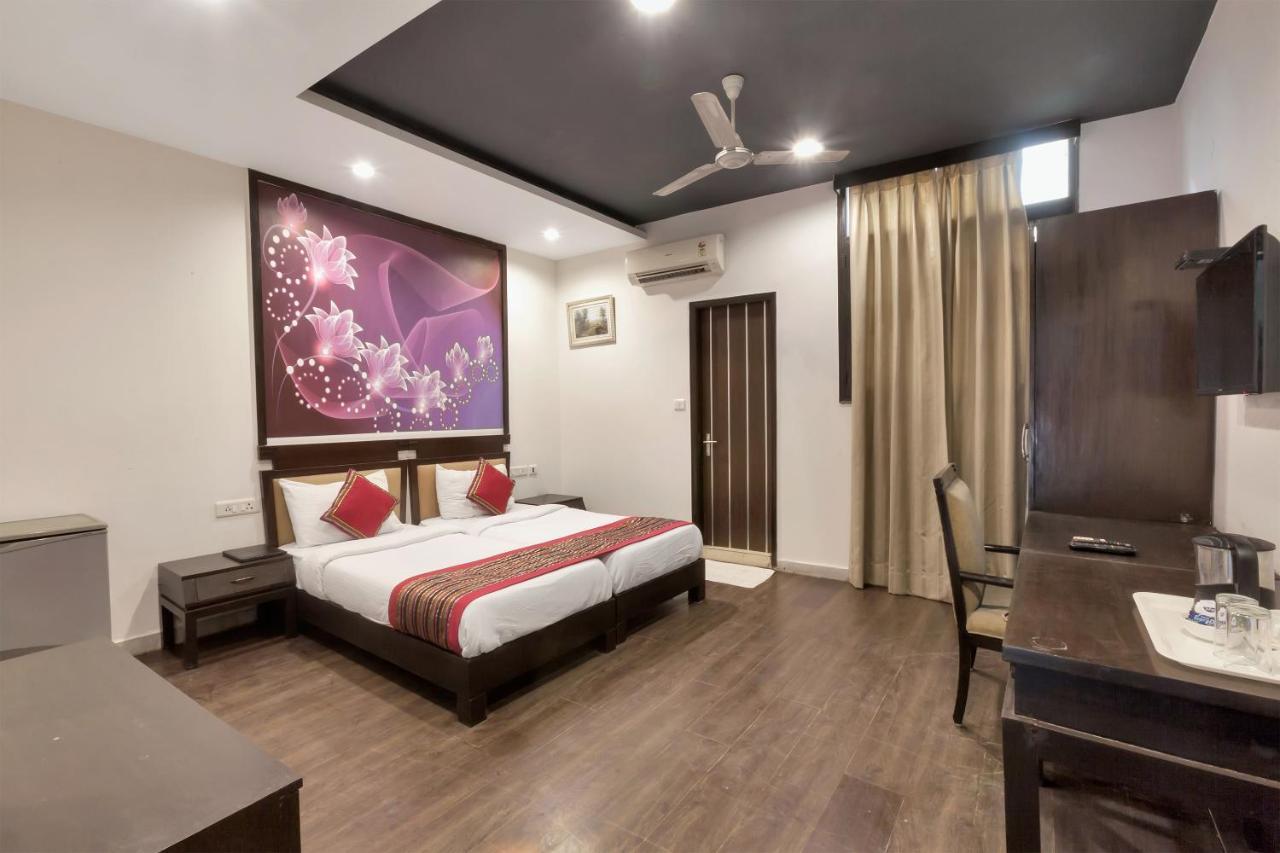 Oyo 9841 The Vivir 1 Hotel Noida Exterior photo